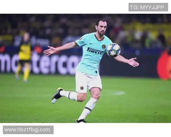 足球明星闪耀舞台展现霸气风范引领时尚潮流与运动激情的完美结合